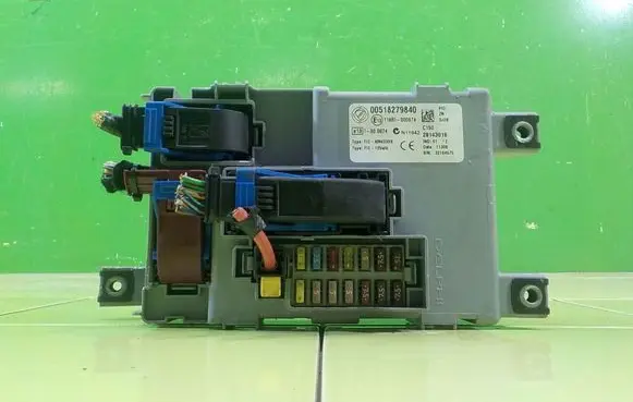 Fiat 500 Fuse box set 28143018 BEZPIECZNIKOW