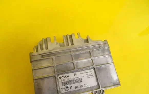 Volkswagen Golf III Engine control unit/module 0261203593 3A0907311