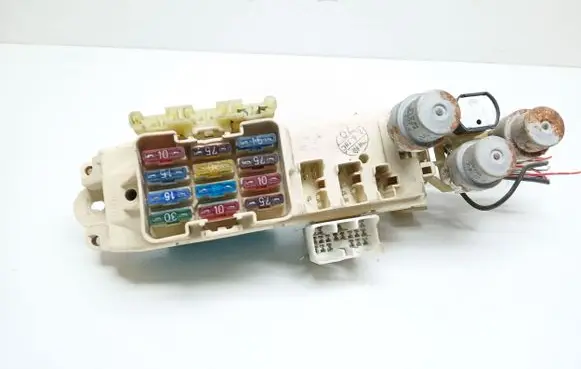 Toyota Corolla E90 Fuse module 8264112010 0689000760