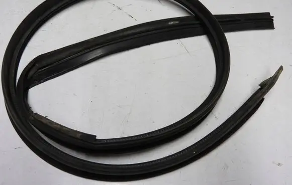 Suzuki Swift I Front door rubber seal 