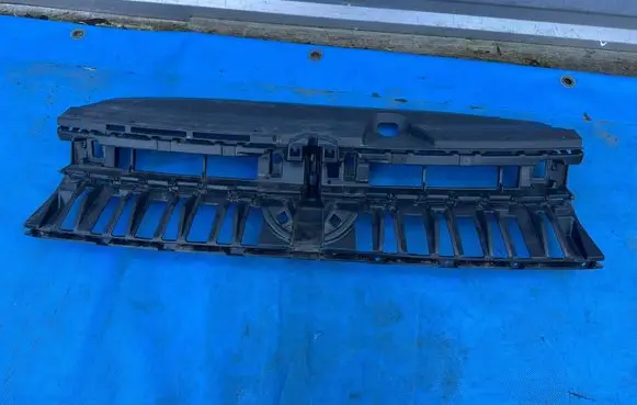 Volkswagen PASSAT B9 Front bumper upper radiator grill 3J0853653