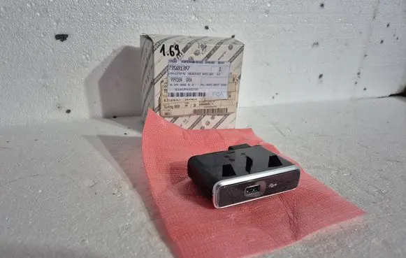 Fiat 500L USB socket connector 735691397 6WN80LXFAA