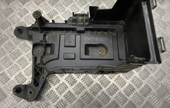 Volkswagen PASSAT B6 Battery box tray 1K0915333C
