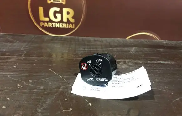 Passenger airbag on/off switch
