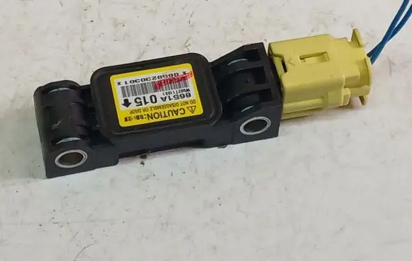 Mitsubishi Grandis Airbag deployment crash/impact sensor W002T11091