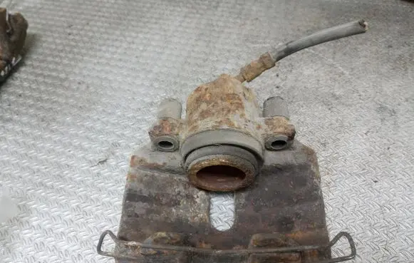 Volkswagen PASSAT B6 Front brake caliper