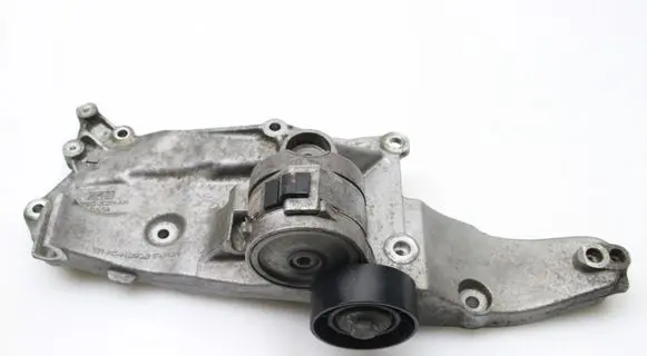 Ford Kuga II Generator/alternator bracket DS7Q8D611AH