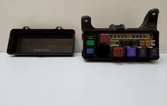 Toyota Previa (XR30, XR40) II Fuse module 8267228030