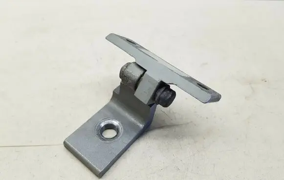 BMW 5 E60 E61 Front door lower hinge 7068078