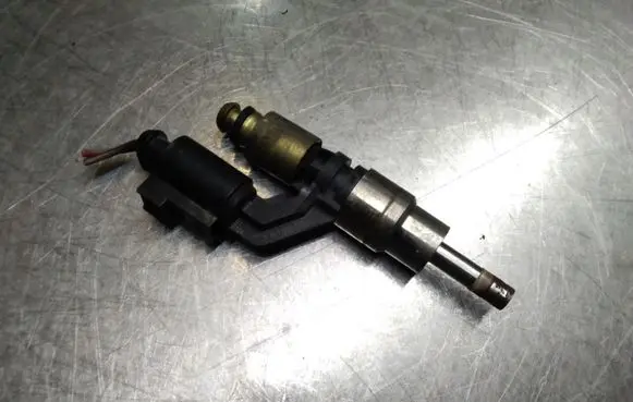 Volkswagen Golf V Fuel injector 0261500016 03C906036A