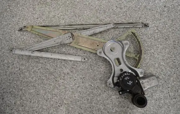 Toyota Corolla Verso E121 Front door window regulator with motor 8572052110