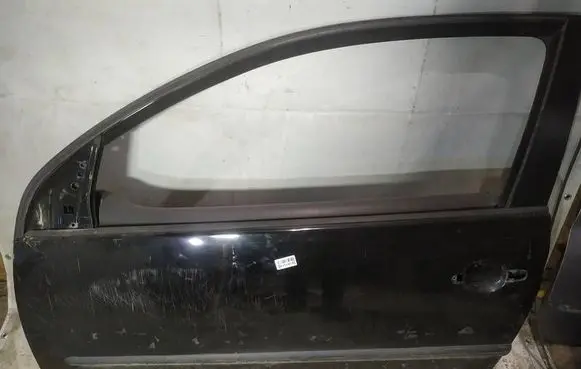 Volkswagen Golf V Front door juodos