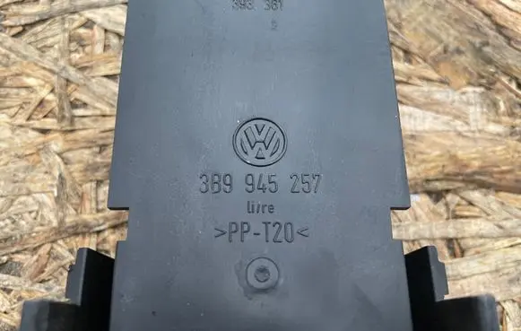 Volkswagen PASSAT B5 Tail light bulb cover holder 3B9945257