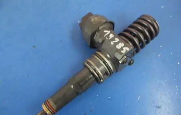 Skoda Fabia Mk2 (5J) Fuel injector 038130073AG