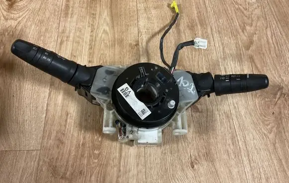 Nissan Almera Tino Wiper turn signal indicator stalk/switch 47945AS500 58212783