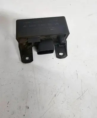 Mercedes-Benz C W203 Glow plug pre-heat relay 0005453516