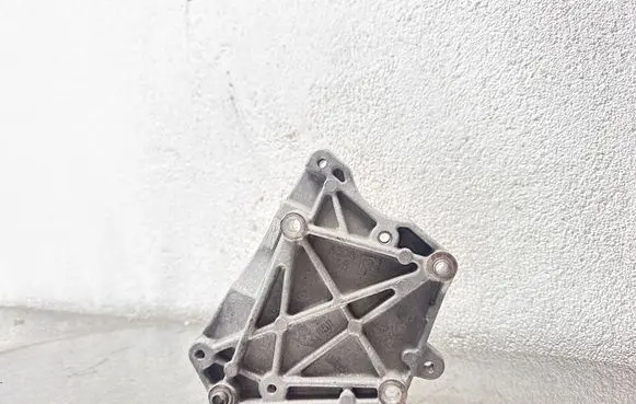 Opel Corsa D Engine mounting bracket 55206511