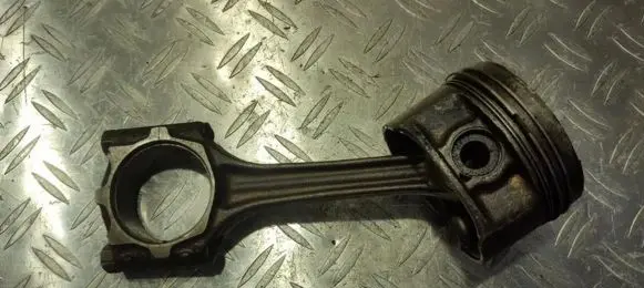 Volkswagen Golf IV Piston with connecting rod 058B