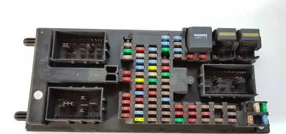 Land Rover Discovery 3 - LR3 Fuse module 519051403 YQE500300