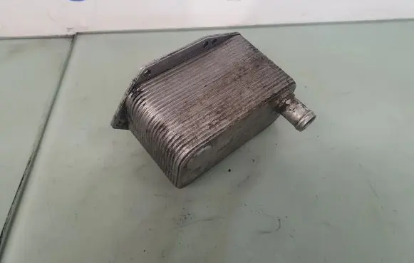 BMW 5 E39 Engine oil radiator 2247204 11422247204