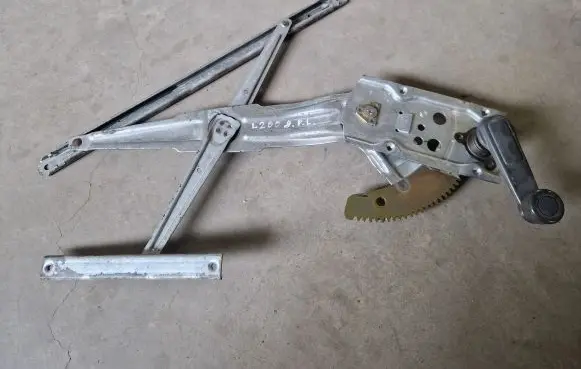 Mitsubishi L200 Front door manual window regulator 