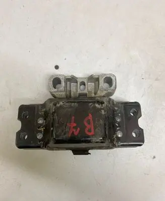 Volkswagen PASSAT B7 Engine mount bracket 3C0199555