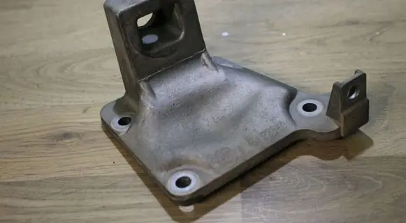BMW 5 E39 Engine mounting bracket 6751226