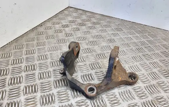 Mazda 6 Engine mounting bracket