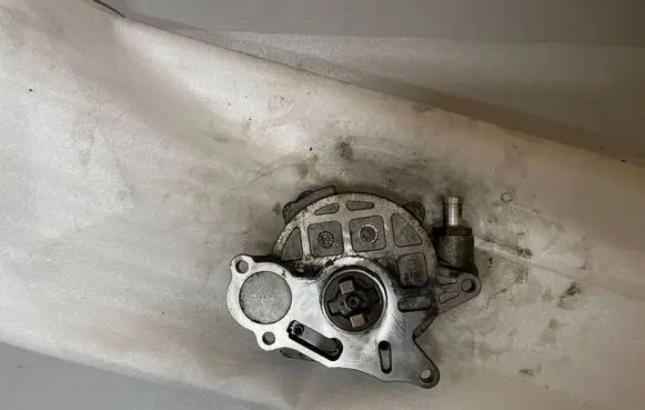 Volkswagen PASSAT B7 Vacuum pump 03L145100