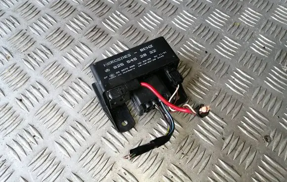 Mercedes-Benz A W168 Glow plug pre-heat relay 0255452832 899075000
