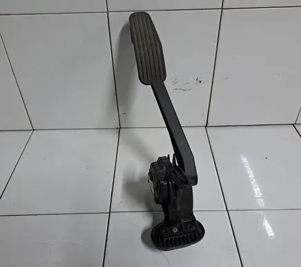 Volvo V70 Accelerator throttle pedal 30683514