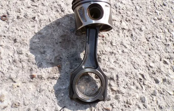 Piston with connecting rod