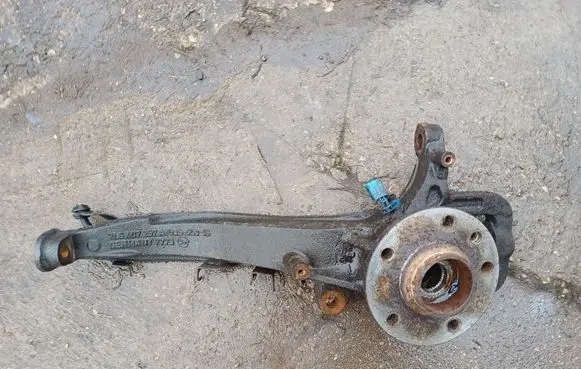 Volkswagen Touareg I Front wheel hub spindle knuckle 7L6407257A