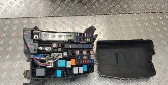 Toyota Avensis T270 Fuse box set 8266205160