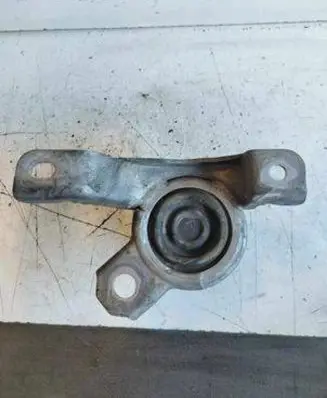 Volvo V70 Engine mount bracket
