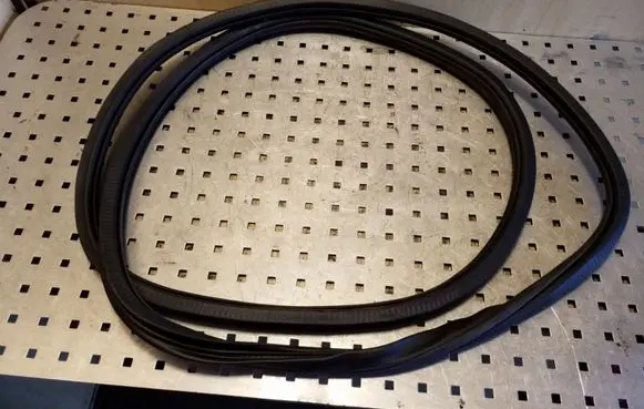 Rear door rubber seal (on body)