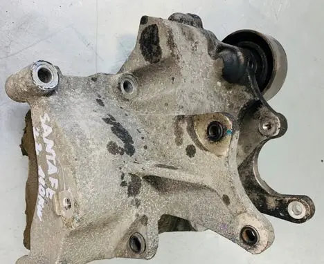 Hyundai Santa Fe Power steering pump mounting bracket 