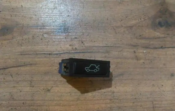 Tailgate opening switch