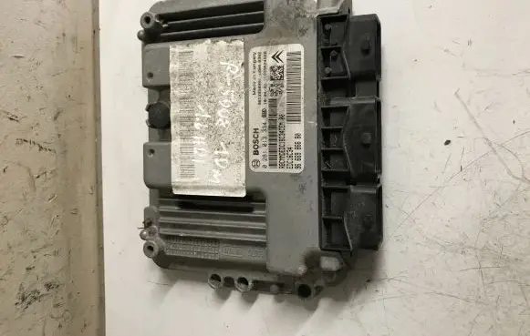 Peugeot 5008 Engine control unit/module 0281013334