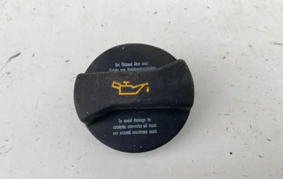 Audi A6 Allroad C5 Oil filler cap 