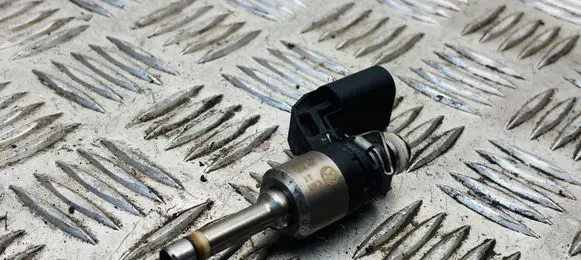 Volkswagen PASSAT B7 Fuel injector 03C906036M