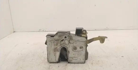 BMW 5 E34 Front door lock 81047810
