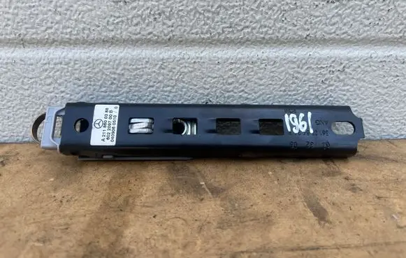 Mercedes-Benz E W211 Seat belt height adjuster A2118600388