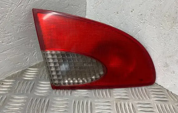 Toyota Avensis T220 Tailgate rear/tail lights 23300102