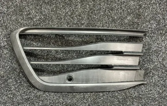 Volkswagen Golf VIII Front bumper lower grill