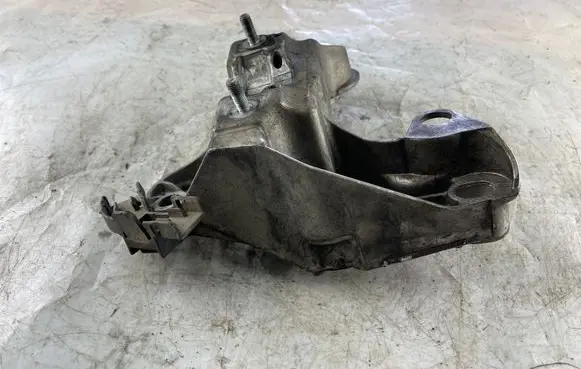 Audi A4 S4 B7 8E 8H Engine mounting bracket 8E0199352F