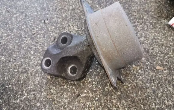 Opel Insignia A Engine mount bracket