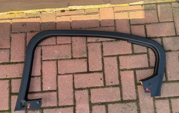 Alfa Romeo Stelvio Rear door window/glass frame 