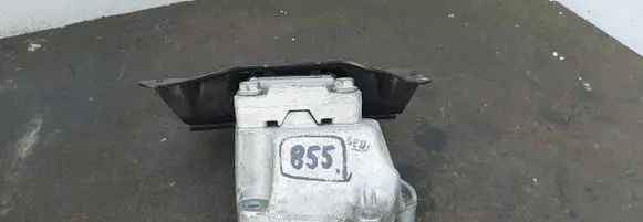 Engine mount vacuum valve