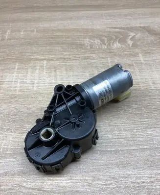 BMW 5 F10 F11 Seat adjustment motor 9168745 0390204007